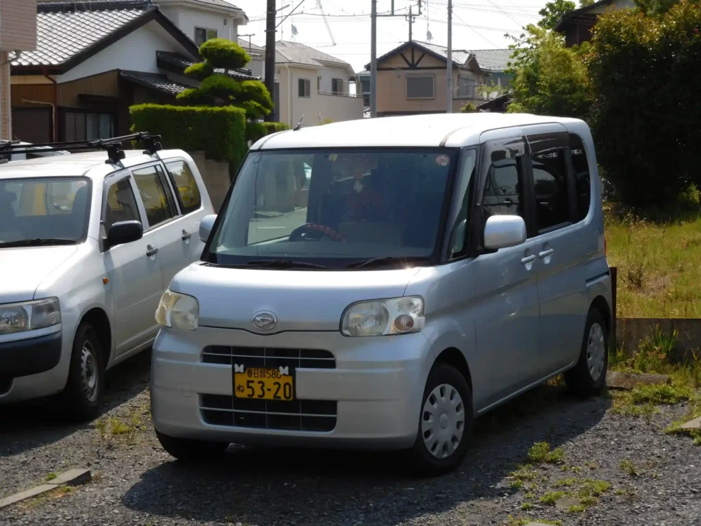 Kei-car-daihatsu-tanto-in-japan